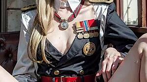 性感的軍官在公共場合炫耀她的陰道