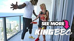 Каси Бендер, зряла красавица, се наслаждава на баскетбол и големи афро-американски пениси от Kingbbc