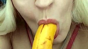 Mladá amatérka sa masturbuje s banánom v domácom videu