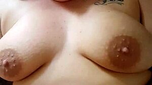 Amateur babe geeft een handjob en krijgt sperma op haar tieten