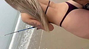 Blank meisje wordt geneukt op het strand na het vissen in deze Alinova-video