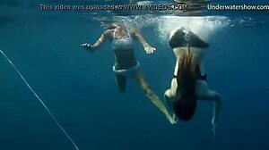 Chicas eslovenas disfrutan nadando y tomando el sol en Tenerife