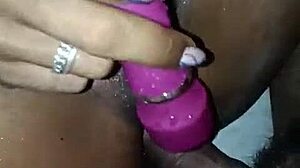 Sexo selvagem com um dildo enorme e um pau enorme para um orgasmo explosivo