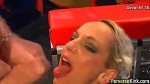 Gouden douche en sperma eten in HD video